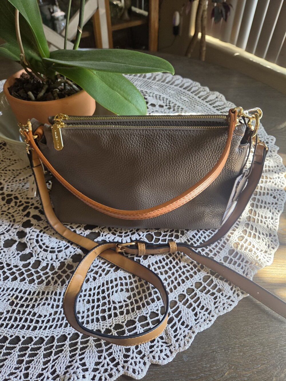 VAENTINA• "NWT" Gray Pebbled Leather Shoulder & Crossbody Bag 🩶💛